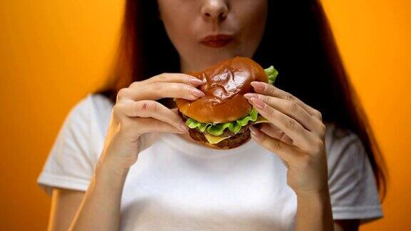 女孩吃汉堡喜欢吃快餐高热量营养有肥胖风险