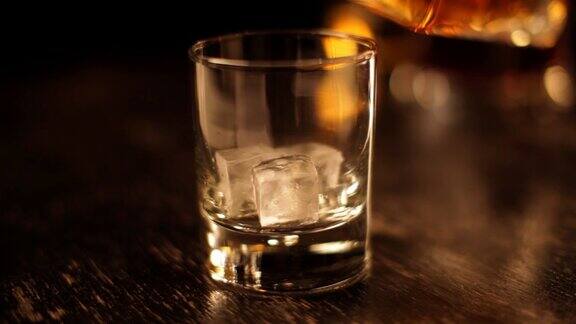 威士忌酒杯装满冰块和饮料特写
