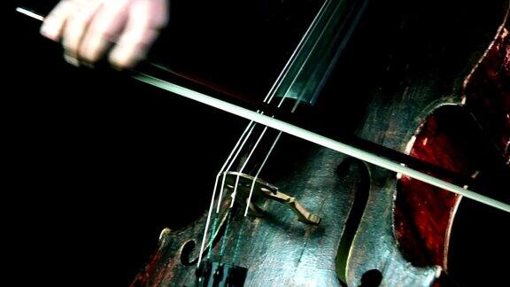 一个古老的大提琴管弦乐队演奏的特写