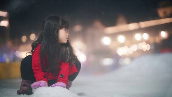 小女孩在玩雪