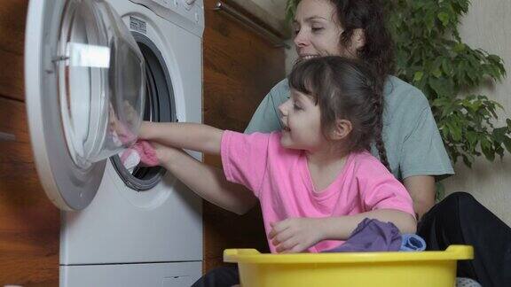 妈妈和孩子洗衣服