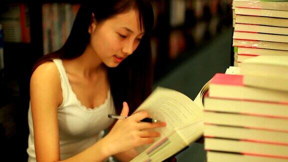 年轻女子在图书馆看书