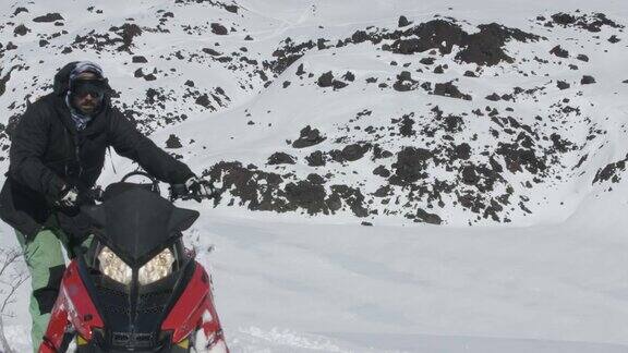 男人驾驶雪地车雪山娱乐场景