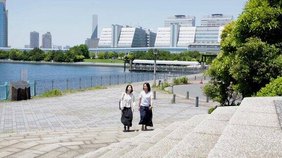 年轻的日本女人在日本东京的海湾边散步