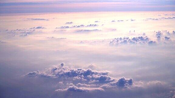 从飞机窗口拍摄的美丽的彩云