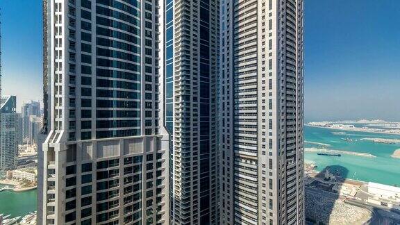 从阿拉伯联合酋长国迪拜码头摩天大楼顶部的风景