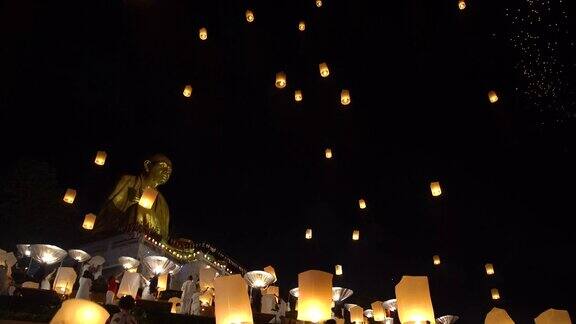 在泰国北部的兰汶水灯节推出了浮灯笼