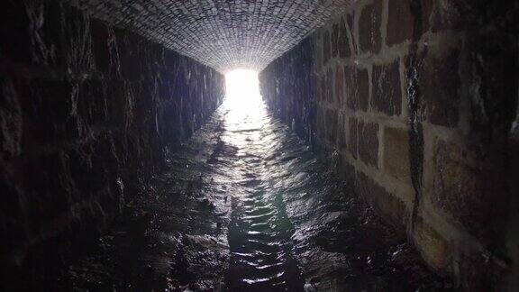 走进地下雨水系统隧道