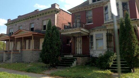 特写:底特律的两座半独立式的废弃房屋