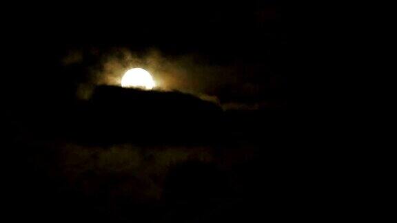 乌云中的明月