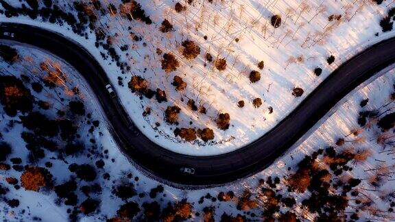 日落时分白雪覆盖的山路:新墨西哥州