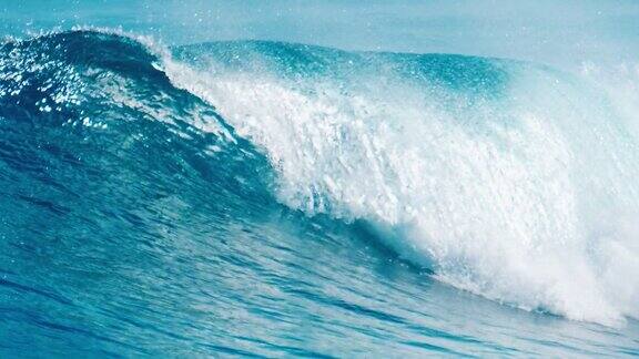 在马尔代夫的苏丹冲浪点海浪翻滚和破碎