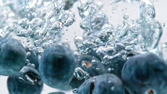 蓝莓落入水中