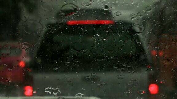 汽车刮水器在路上缓慢地刮去雨水