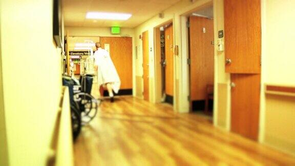 病人在医院行走