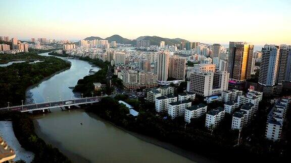 鸟瞰图三亚市与河流在日落在海南中国