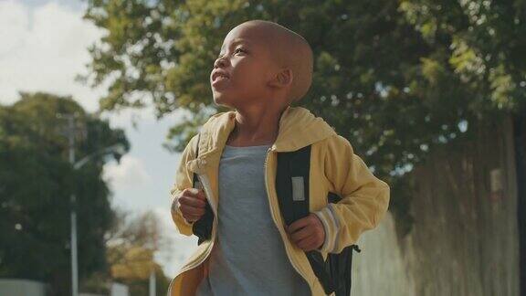 一个可爱的小男孩在街上走的4k视频片段