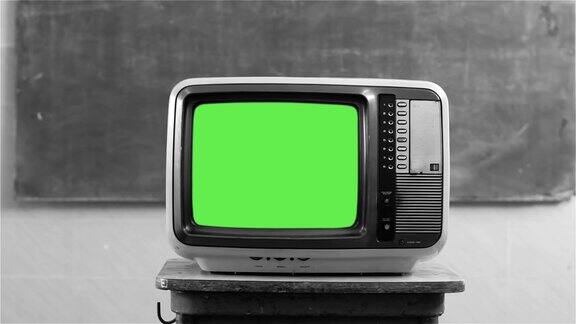 20世纪80年代学校里的绿屏电视黑白色调