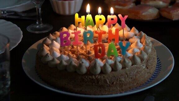 生日蛋糕蛋糕上的蜡烛燃烧的蜡烛生日快乐派
