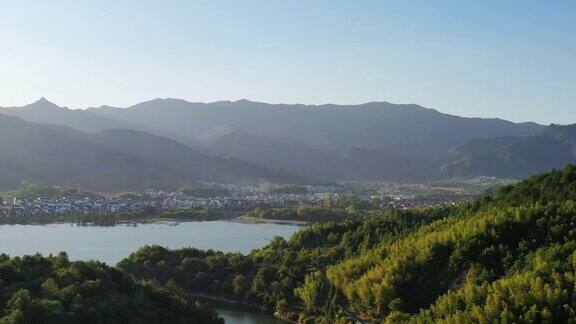 湖泊和山村