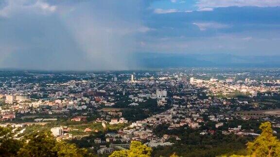 泰国清迈上空的雨和彩虹(缩小)