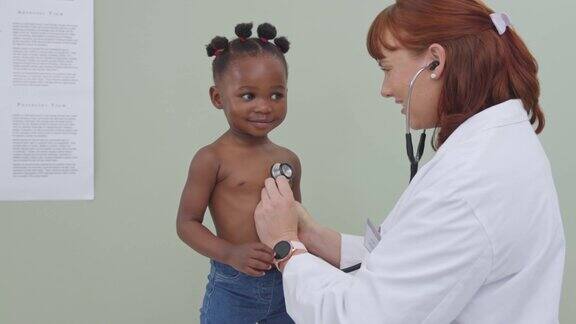 一个医生用听诊器给一个可爱的小女孩做检查的4k视频