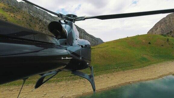 直升机起飞飞过一个高山湖泊从直升机尾部观看4K