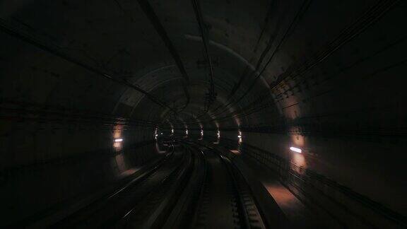 从一列行驶的火车前面看地铁隧道快速的地下火车在现代城市的隧道中加速巴塞罗那一列地下列车沿着其路线行驶的长镜头4k