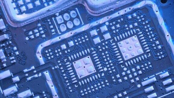 微芯片和微处理器俯视图电脑电脑芯片蓝光近照