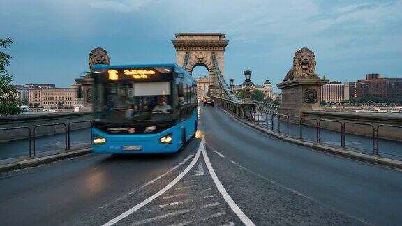 时间流逝拥挤的车辆穿过链条桥在黄昏布达佩斯