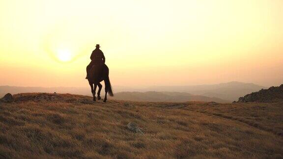 HD:日落时分骑马穿越草原