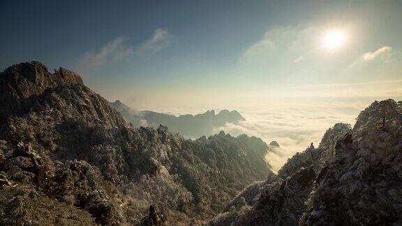 中国黄山日出时的雾