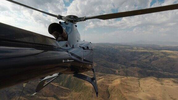 一架美军直升机飞过阿富汗的群山从直升机尾部观看4K