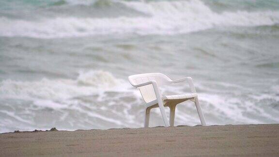 大流行期间空旷封闭海滩上的沙滩椅慢镜头180帧秒