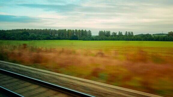 乘坐火车穿越英国乡村的乘客