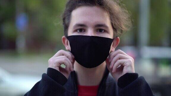 街上戴着医用口罩的男孩