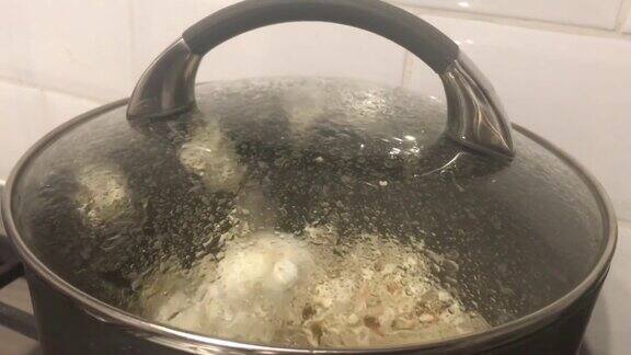 爆米花在锅里爆开