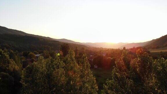 鸟瞰山间美景黄昏时分夕阳西下黄昏时分山间小河穿过村庄