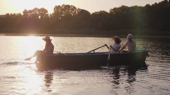 一家人在划着桨的船上