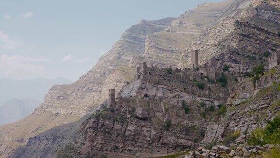 山上令人惊叹的石城的俯视图行动古老的石城建在山上的岩石上山上废弃的石城