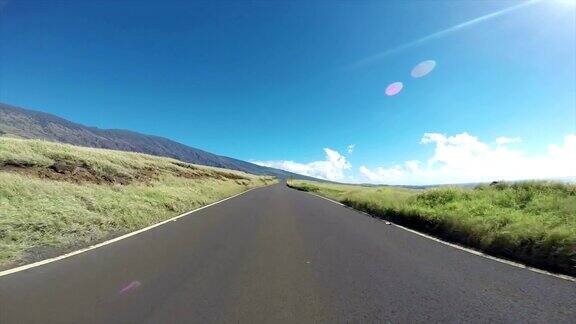 在夏威夷群岛的道路上行驶