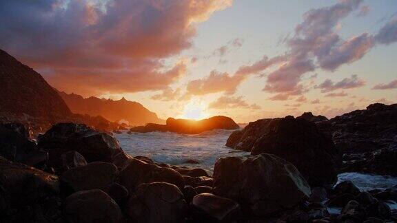 大西洋日落海滩海浪拍打着石头