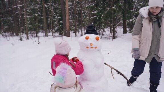 一个女孩用陈皮给雪人做牙齿