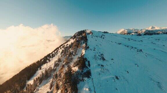 无人机拍摄的冬季山脊