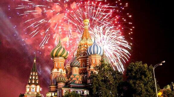 护城河上最神圣的代祷大教堂(神圣的巴勒寺)和烟花红场莫斯科俄罗斯
