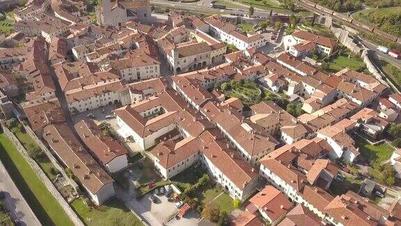 意大利北部历史小镇Venzone的俯视图旧建筑的红瓦屋顶
