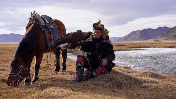 蒙古河边猎鹰人的肖像