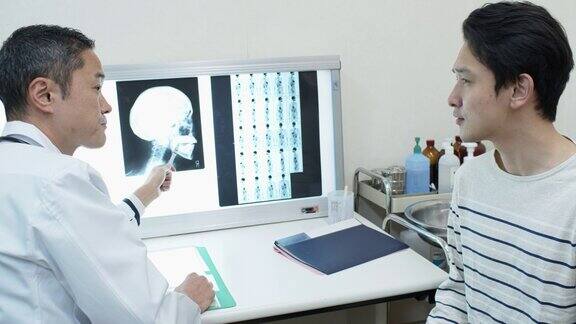 放射科医生向病人解释x光