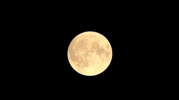 九月黑暗夜空中的满月月球从左向右运行