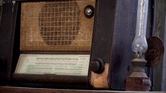 一台旧收音机和一盏古董台灯